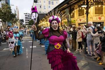  Telde disfruta con el pasacalle de los protagonistas del Carnaval de 'Studio 54'/Lpacarnaval.